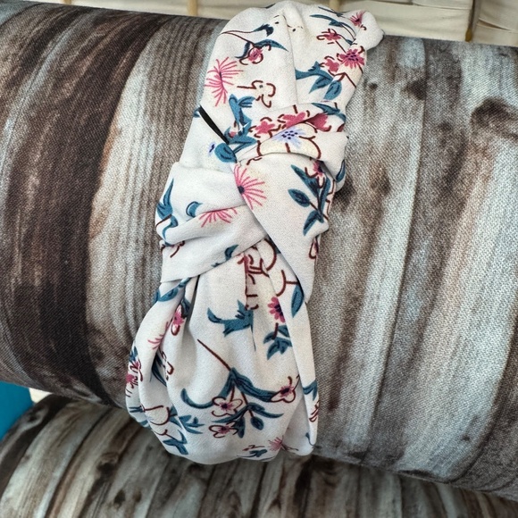 A lot of 4, custom, handmade, floral print headbands (purchased from Etsy) - Picture 5 of 15